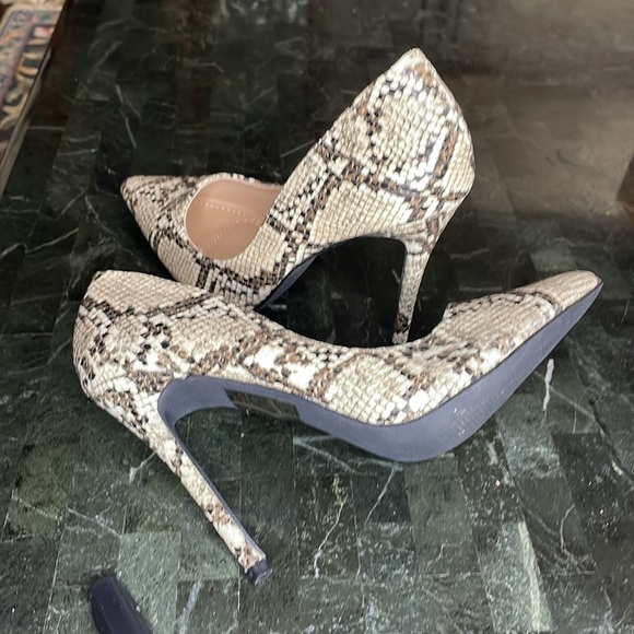 Barely worn stiletto heels. Animal print, size 8. - Picture 4 of 5
